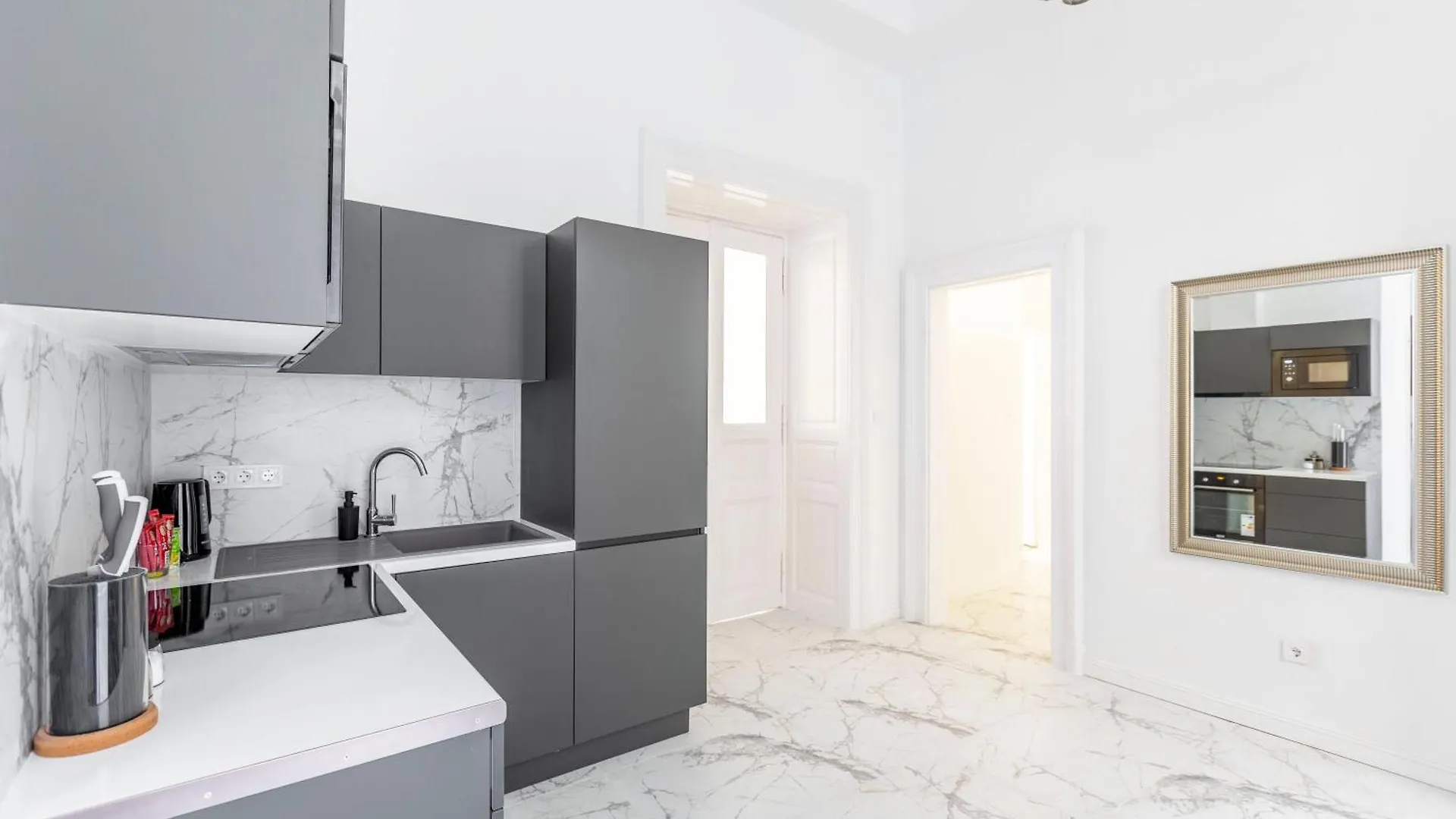 Luxurious Prestige Residence Next To The New York Cafe Budapest Apartment